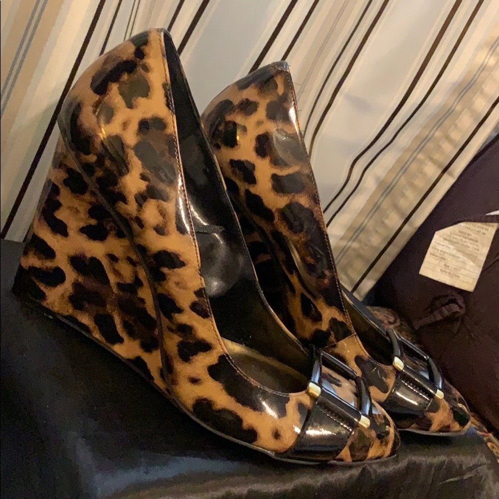 10M Nine West animal print wedge! Uber cute